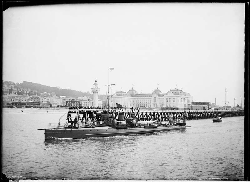 'Chantier de construction. Casino de Trouville. Vue depuis la jetée. Vue d''ensemble de la façade nord-ouest.- Photographie ancienne, n.s., n.d., 1912. Tirage n. et b. d''après plaque de verre gélatino-bromure d''argent (négatif), 13 x 18 cm. (Musée municipal, Villa Montebello, Trouville-sur-Mer. 006.1.71).'