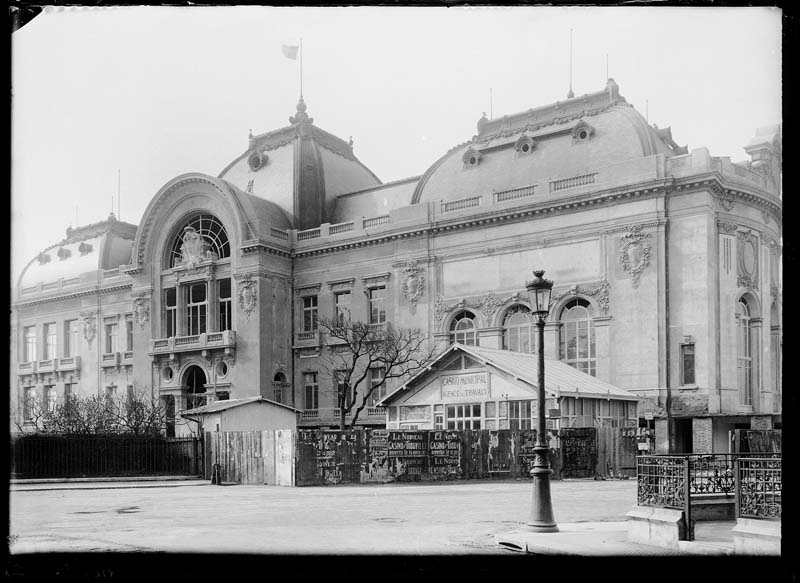 'Chantier de construction. Casino de Trouville. Vue prise de la place près de la rue de la plage. Vue de la façade nord-est.- Photographie ancienne, n.s., n.d., 1912. Tirage n. et b. d''après plaque de verre gélatino-bromure d''argent (négatif), 13 x 18 cm. (Musée municipal, Villa Montebello, Trouville-sur-Mer. 006.1.72).'