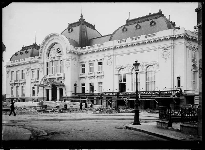 'Chantier de construction. Casino de Trouville. Vue prise de la place depuis la rue de la plage. Vue de la façade nord-est.- Photographie ancienne, n.s., n.d., 1912. Tirage n. et b. d''après plaque de verre gélatino-bromure d''argent (négatif), 13 x 18 cm. (Musée municipal, Villa Montebello, Trouville-sur-Mer. 006.1.73).'