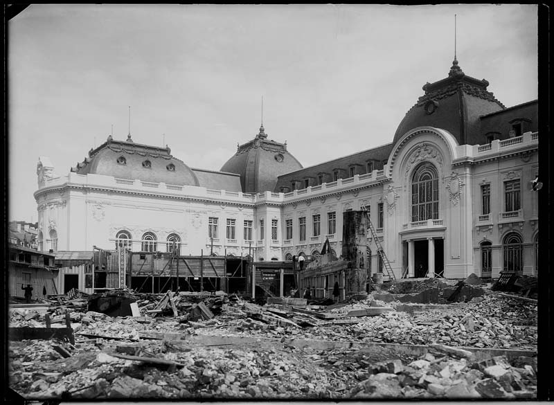 'Chantier de construction. Casino de Trouville. Démolition des installations de chantier.- Photographie ancienne, n.s., n.d., 1912. Tirage n. et b. d''après plaque de verre gélatino-bromure d''argent (négatif), 13 x 18 cm. (Musée municipal, Villa Montebello, Trouville-sur-Mer. 006.1.75).'