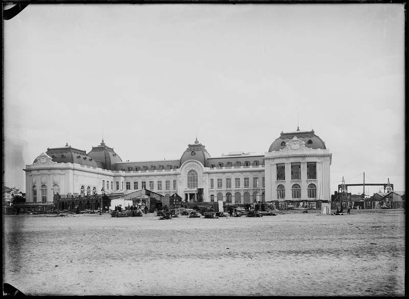 'Chantier de construction. Casino de Trouville. Démolition de l''Eden. Vue d''ensemble de la façade nord-ouest.- Photographie ancienne, n.s., n.d., 1912. Tirage n. et b. d''après plaque de verre gélatino-bromure d''argent (négatif), 13 x 18 cm. (Musée municipal, Villa Montebello, Trouville-sur-Mer. 006.1.76).'