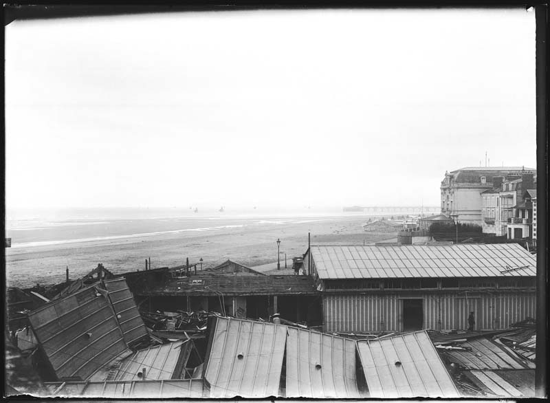 'Chantier de construction. Casino de Trouville. Démolition de l''Eden.- Photographie ancienne, n.s., n.d., 1912. Tirage n. et b. d''après plaque de verre gélatino-bromure d''argent (négatif), 13 x 18 cm. (Musée municipal, Villa Montebello, Trouville-sur-Mer. 006.2.77).'