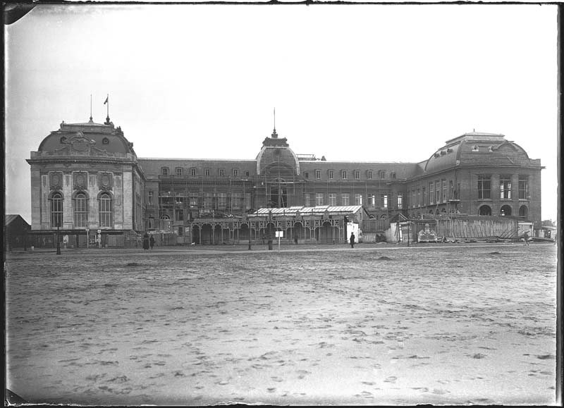 'Chantier de construction. Casino de Trouville. Vue prise de la plage. Vue d''ensemble de la façade nord-ouest.- Photographie ancienne, n.s., n.d., 1912. Tirage n. et b. d''après plaque de verre gélatino-bromure d''argent (négatif), 13 x 18 cm. (Musée municipal, Villa Montebello, Trouville-sur-Mer. 006.1.78).'