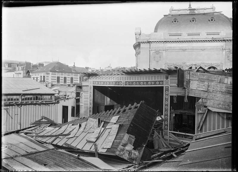 'Chantier de construction. Casino de Trouville. Démolition de l''Eden.- Photographie ancienne, n.s., n.d., 1912. Tirage n. et b. d''après plaque de verre gélatino-bromure d''argent (négatif), 13 x 18 cm. (Musée municipal, Villa Montebello, Trouville-sur-Mer. 006.1.79).'