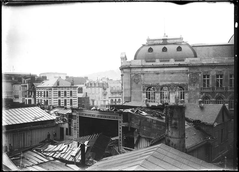 'Chantier de construction. Casino de Trouville. Démolition de l''Eden.- Photographie ancienne, n.s., n.d., 1912. Tirage n. et b. d''après plaque de verre gélatino-bromure d''argent (négatif), 13 x 18 cm. (Musée municipal, Villa Montebello, Trouville-sur-Mer. 006.1.80).'