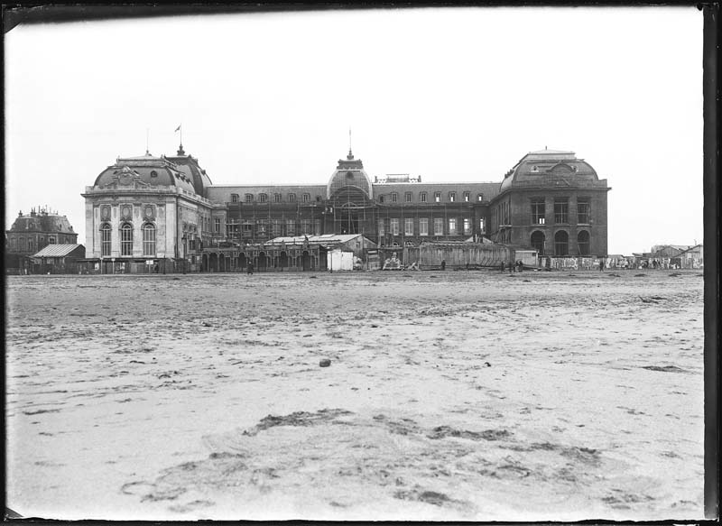 'Chantier de construction. Casino de Trouville. Vue prise de la plage. Vue d''ensemble de la façade nord-ouest.- Photographie ancienne, n.s., n.d., 1912. Tirage n. et b. d''après plaque de verre gélatino-bromure d''argent (négatif), 13 x 18 cm. (Musée municipal, Villa Montebello, Trouville-sur-Mer. 006.1.81).'