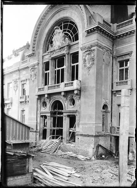 'Chantier de construction. Casino de Trouville. Le porche. Vue partielle de la façade nord-est.- Photographie ancienne, n.s., n.d., 1912. Tirage n. et b. d''après plaque de verre gélatino-bromure d''argent (négatif), 13 x 18 cm. (Musée municipal, Villa Montebello, Trouville-sur-Mer. 006.1.82).'