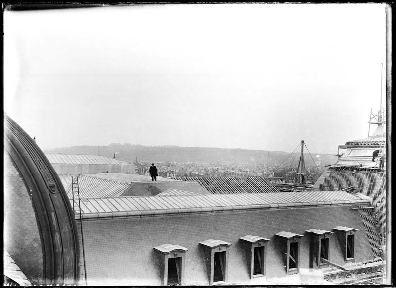 'Chantier de construction. Casino de Trouville. La toiture.- Photographie ancienne, n.s., n.d., 1912. Tirage n. et b. d''après plaque de verre gélatino-bromure d''argent (négatif), 13 x 18 cm. (Musée municipal, Villa Montebello, Trouville-sur-Mer. 006.1.83).'