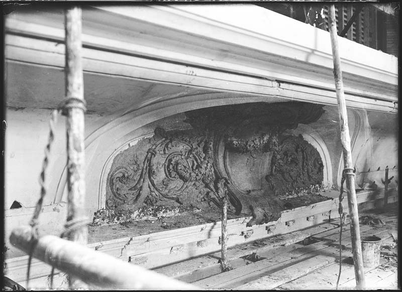 'Chantier de construction. Casino de Trouville. Détail d''une modénature.- Photographie ancienne, n.s., n.d., 1912. Tirage n. et b. d''après plaque de verre gélatino-bromure d''argent (négatif), 13 x 18 cm. (Musée municipal, Villa Montebello, Trouville-sur-Mer. 006.1.84).'