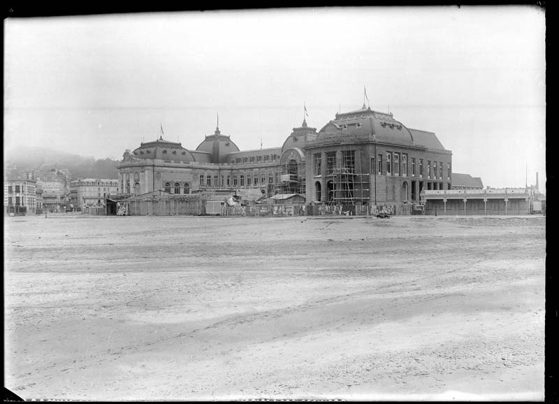 'Chantier de construction. Casino de Trouville. Vue prise de la plage. Vue d''ensemble de la façade nord-ouest.- Photographie ancienne, n.s., n.d., 1912. Tirage n. et b. d''après plaque de verre gélatino-bromure d''argent (négatif), 13 x 18 cm. (Musée municipal, Villa Montebello, Trouville-sur-Mer. 006.1.85).'