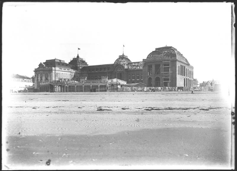 'Chantier de construction. Casino de Trouville. Vue prise de la plage. Vue d''ensemble de la façade nord-ouest.- Photographie ancienne, n.s., n.d., 1912. Tirage n. et b. d''après plaque de verre gélatino-bromure d''argent (négatif), 13 x 18 cm. (Musée municipal, Villa Montebello, Trouville-sur-Mer. 006.1.87).'