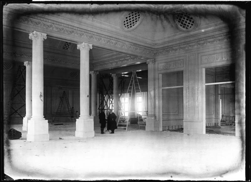 'Chantier de construction. Casino de Trouville. Vue intérieure, avec deux hommes [1er étage : n° 37].- Photographie ancienne, n.s., n.d., vers 1912. Tirage n. et b. d''après plaque de verre gélatino-bromure d''argent (négatif), 13 x 18 cm. (Musée municipal, Villa Montebello, Trouville-sur-Mer. 006.1.88).'