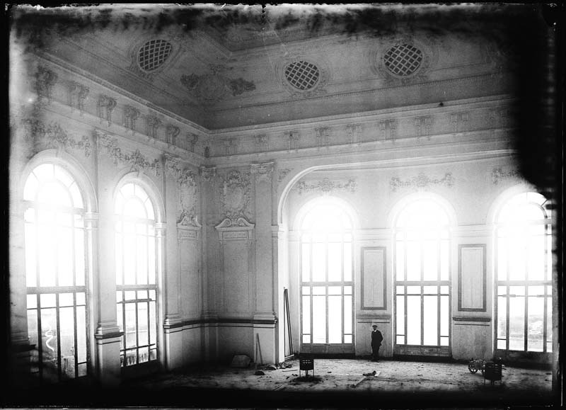 'Chantier de construction. Casino de Trouville. Vue intérieure [rez-de-chaussée : n° 14].- Photographie ancienne, n.s., n.d., vers 1912. Tirage n. et b. d''après plaque de verre gélatino-bromure d''argent (négatif), 13 x 18 cm. (Musée municipal, Villa Montebello, Trouville-sur-Mer. 006.1.89).'