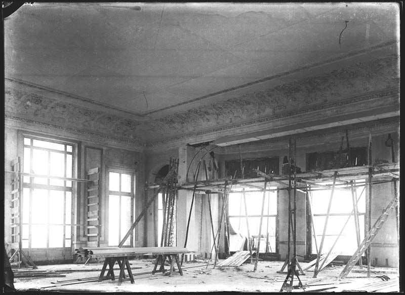 'Chantier de construction. Casino de Trouville. Vue intérieure [1er étage : n° 37].- Photographie ancienne, n.s., n.d., vers 1912. Tirage n. et b. d''après plaque de verre gélatino-bromure d''argent (négatif), 13 x 18 cm. (Musée municipal, Villa Montebello, Trouville-sur-Mer. 006.1.91).'