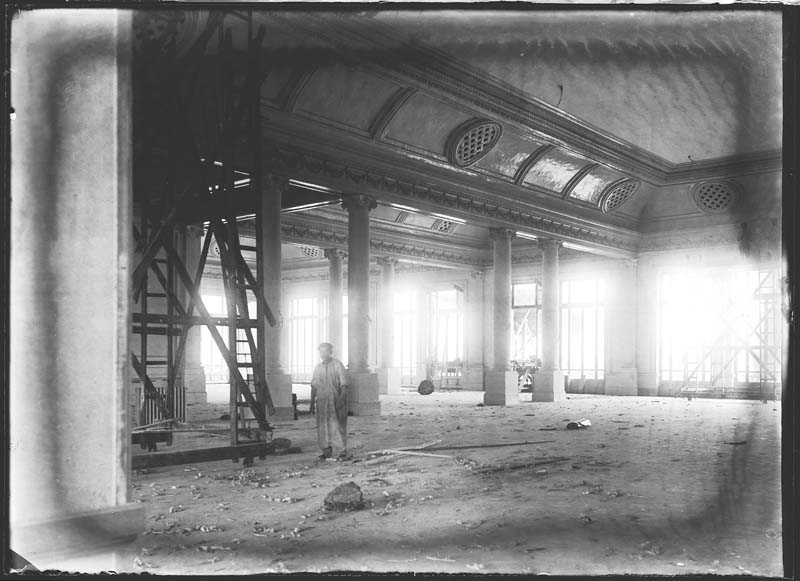 'Chantier de construction. Casino de Trouville. Vue intérieure [1er étage : n° 37].- Photographie ancienne, n.s., n.d., vers 1912. Tirage n. et b. d''après plaque de verre gélatino-bromure d''argent (négatif), 13 x 18 cm. (Musée municipal, Villa Montebello, Trouville-sur-Mer. 006.1.92).'