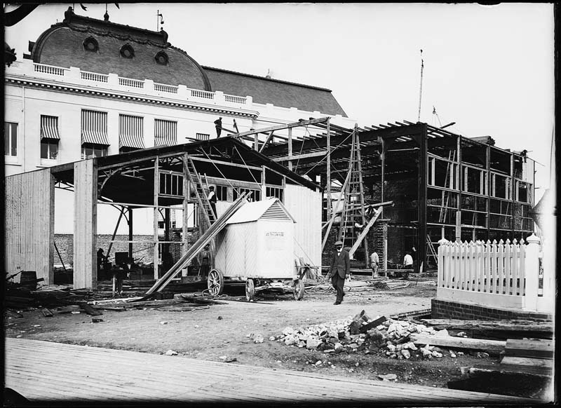 'Chantier de construction. Casino de Trouville. Construction des cabines de bains. Vue prise du nord-ouest.- Photographie ancienne, n.s., n.d., 1912. Tirage n. et b. d''après plaque de verre gélatino-bromure d''argent (négatif), 13 x 18 cm. (Musée municipal, Villa Montebello, Trouville-sur-Mer. 006.1.93).'