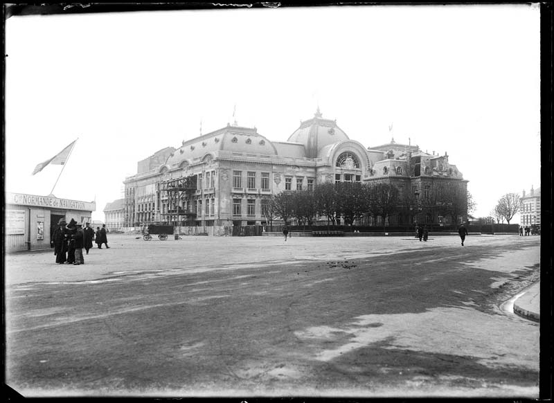 'Chantier de construction. Casino de Trouville. Vue prise de la place près de la Compagnie Normande de Navigation. Vue des façades sud-est et nord-est.- Photographie ancienne, n.s., n.d., 1912. Tirage n. et b. d''après plaque de verre gélatino-bromure d''argent (négatif), 13 x 18 cm. (Musée municipal, Villa Montebello, Trouville-sur-Mer. 006.1.95).'