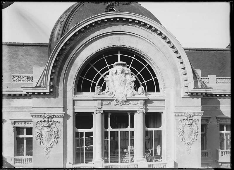 'Chantier de construction. Casino de Trouville. Le haut de la grande porte d''entrée. Vue partielle de la façade nord-est.- Photographie ancienne, n.s., n.d., 1912. Tirage n. et b. d''après plaque de verre gélatino-bromure d''argent (négatif), 13 x 18 cm. (Musée municipal, Villa Montebello, Trouville-sur-Mer. 006.1.101).'