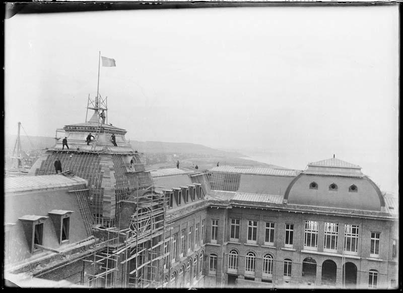 'Chantier de construction. Casino de Trouville. Vue des toitures prise depuis l''aile est.- Photographie ancienne, n.s., n.d., 1912. Tirage n. et b. d''après plaque de verre gélatino-bromure d''argent (négatif), 13 x 18 cm. (Musée municipal, Villa Montebello, Trouville-sur-Mer. 006.1.102).'