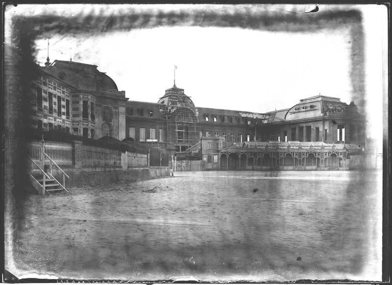 'Chantier de construction. Casino de Trouville. Vue prise de la plage, avec l''Eden. Vue de la façade nord-ouest.- Photographie ancienne, n.s., n.d., 1912. Tirage n. et b. d''après plaque de verre gélatino-bromure d''argent (négatif), 13 x 18 cm. (Musée municipal, Villa Montebello, Trouville-sur-Mer. 006.1.103).'