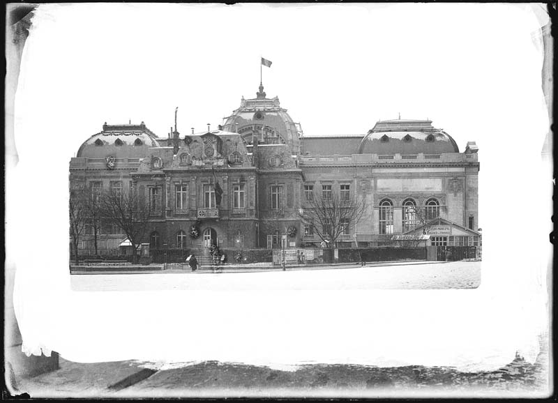 'Chantier de construction. Casino de Trouville. Façade principale. Vue avant destruction de la mairie.- Photographie ancienne, n.s., n.d., 1912. Tirage n. et b. d''après plaque de verre gélatino-bromure d''argent (négatif), 13 x 18 cm. (Musée municipal, Villa Montebello, Trouville-sur-Mer. 006.1.104).'