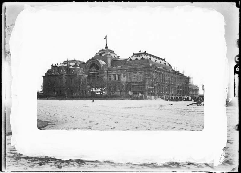 'Chantier de construction. Casino de Trouville. Façade principale. Vue avant destruction de la mairie.- Photographie ancienne, n.s., n.d., 1912. Tirage n. et b. d''après plaque de verre gélatino-bromure d''argent (négatif), 13 x 18 cm. (Musée municipal, Villa Montebello, Trouville-sur-Mer. 006.1.105).'