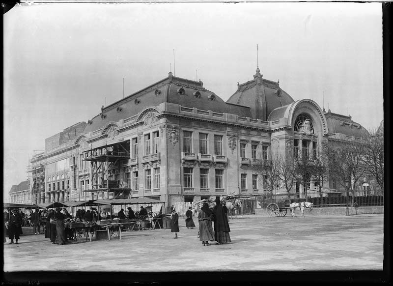 'Chantier de construction. Casino de Trouville. Vue prise du marché. Vue des façades sud-est et nord-est.- Photographie ancienne, n.s., n.d., 1912. Tirage n. et b. d''après plaque de verre gélatino-bromure d''argent (négatif), 13 x 18 cm. (Musée municipal, Villa Montebello, Trouville-sur-Mer. 006.1.106).'