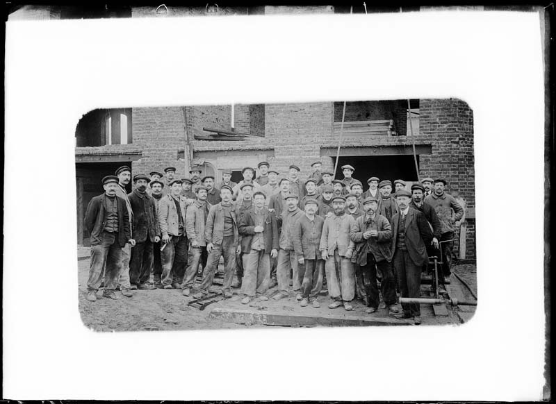 'Chantier de construction. Casino de Trouville. Groupe d''ouvriers.- Photographie ancienne, n.s., n.d., 1912 [ ?]. Tirage n. et b. d''après plaque de verre, gélatino-bromure d''argent (négatif), 13 x 18 cm. (Musée municipal, Villa Montebello, Trouville-sur-Mer. 006.1.107).'