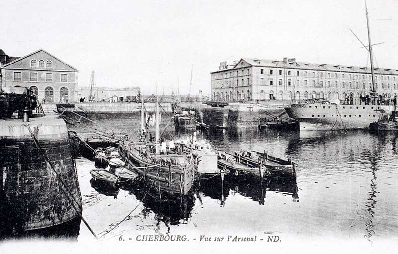 6 Vue sur l'Arsenal.- Carte postale, ND. (AD Manche. Série FI).