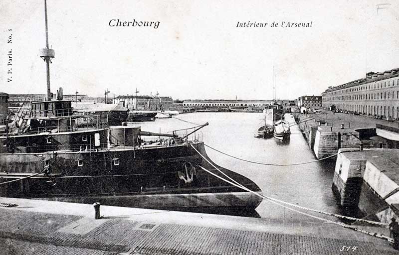 Intérieur de l'Arsenal.- Carte postale, V. P. Paris. (AD Manche. Série FI).
