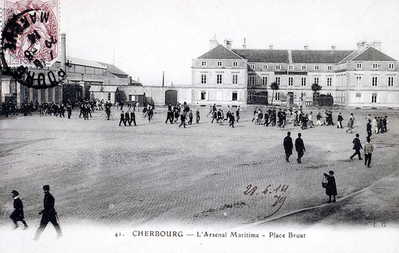 41 L'Arsenal Maritime - Place Bruat.- Carte postale, vers 1914. (AD Manche. Série FI).