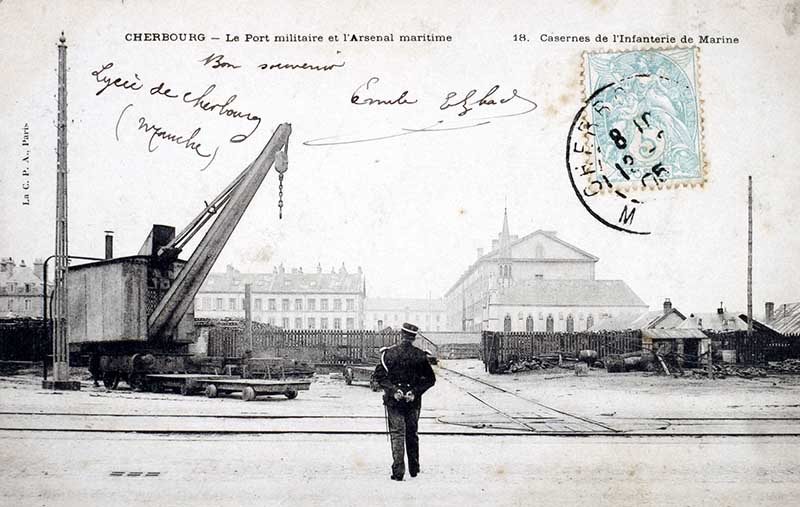 18 Le port militaire et l'Arsenal maritime. Casernes de l'Infanterie de Marine.- Carte postale, La C. P. A., Paris, vers 1905. (AD Manche. Série FI).