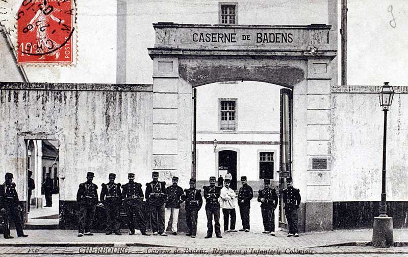 156 Caserne de Badens, Régiment d'Infanterie Coloniale.- Carte postale. (AD Manche. Série FI).