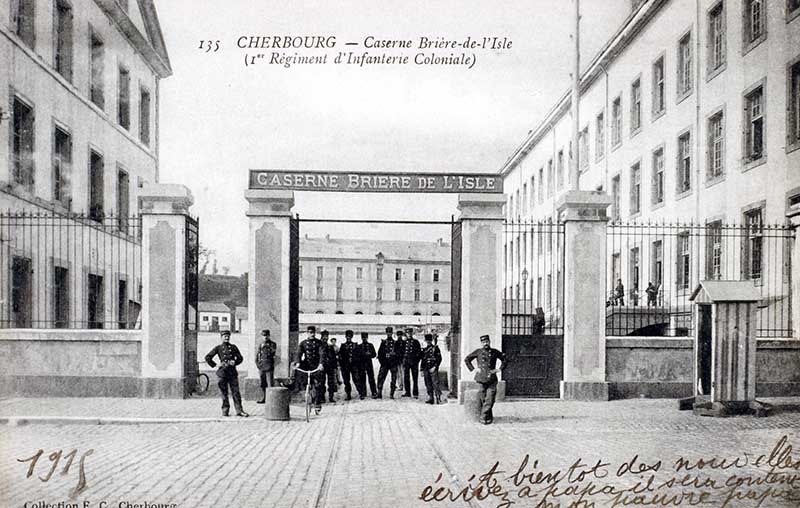 135 Caserne Brière-de-l'Isle (1er Régiment d'Infanterie Coloniale).- Carte postale, Collection F. C, Cherbourg, vers 1915. (AD Manche. Série FI).
