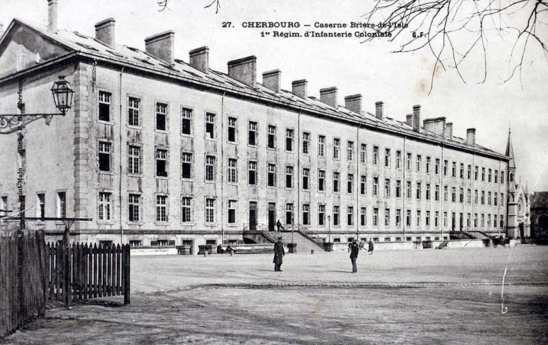 27 Caserne Brière-de-l'Isle 1er Régiment d'Infanterie Coloniale.- Carte postale, GF. (AD Manche. Série FI).