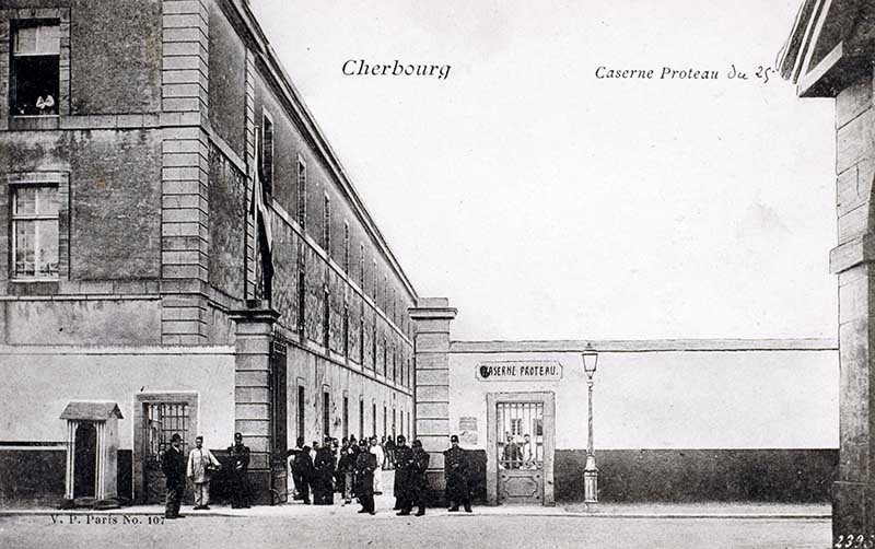 107 Caserne Proteau du 25e.- Carte postale, V. P. Paris. (AD Manche. Série FI).