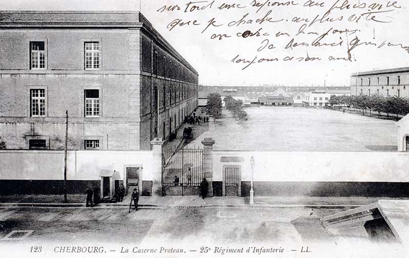 La Caserne Proteau du 25e Régiment d'Infanterie de Ligne.- Carte postale, LL. (AD Manche. Série FI).