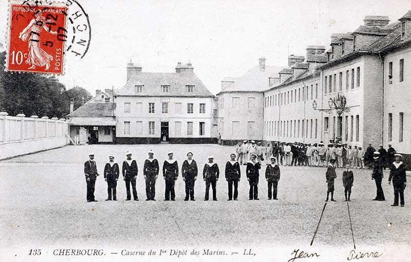 135 CHERBOURG - Caserne du Ier Dépôt des Marins.- Carte postale, LL., vers 1907. (AD Manche. Série FI).