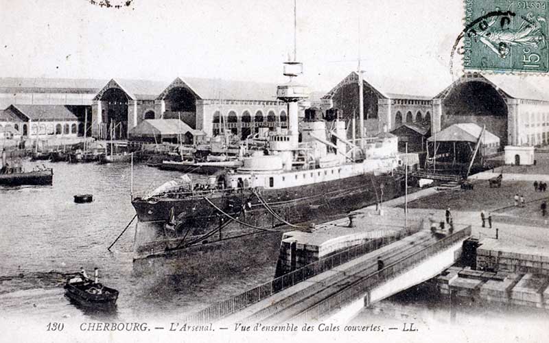 130 L'Arsenal. Vue d'ensemble des Cales couvertes.- Carte postale, LL. (AD Manche. Série FI).
