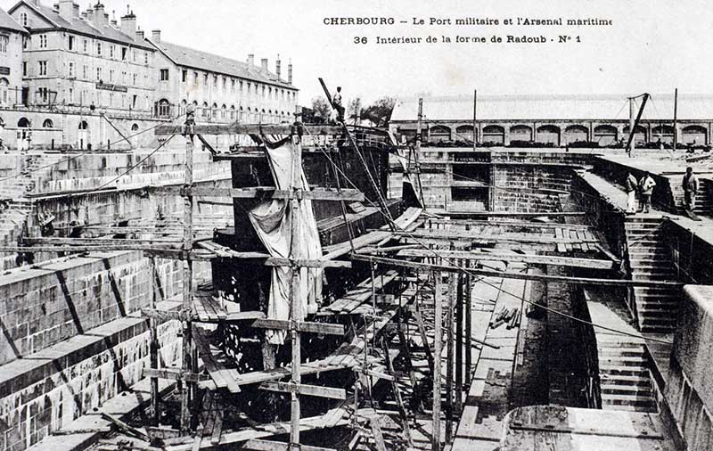 36 Le Port militaire et l'Arsenal Maritime. Intérieur de la forme de radoub n° 1.- Carte postale. (AD Manche. Série FI).