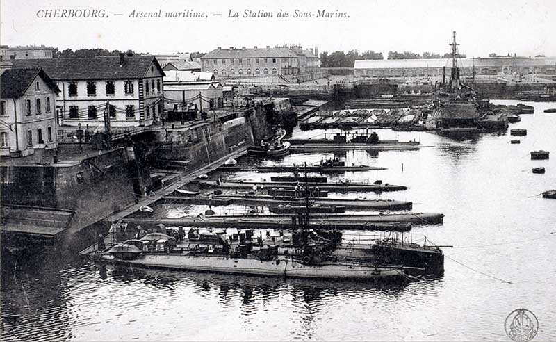 Arsenal maritime- La Station des Sous-Marins.- Carte postale. (AD Manche. Série FI).