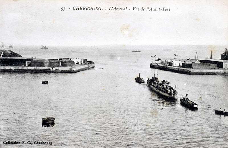 97 L'Arsenal - Vue de l'Avant-Port.- Carte postale, Collection F. C., Cherbourg. (AD Manche. Série FI).
