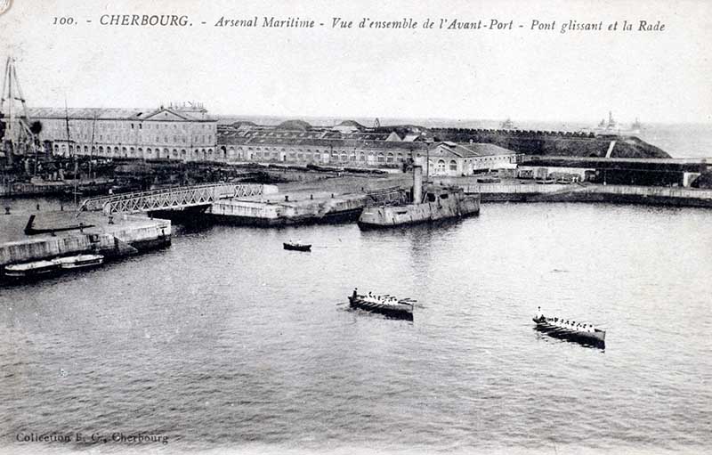 100 Arsenal Maritime - Vue d'ensemble de l'Avant-Port Pont glissant et la Rade.- Carte postale, Collection F. C, Cherbourg. (AD Manche. Série FI).