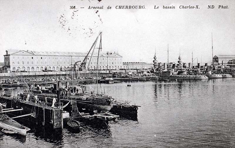 Arsenal de CHERBOURG. Le Bassin Charles X.- Carte postale, ND Phot. (AD Manche. Série FI).