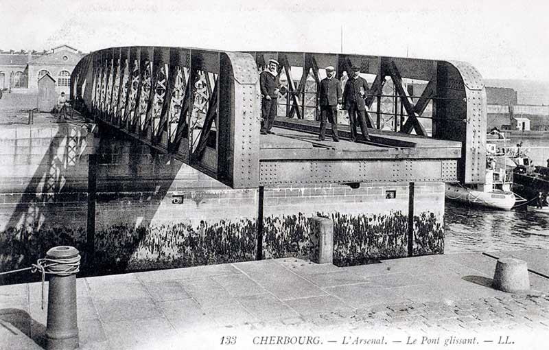 133 L'Arsenal. Le Pont Glissant.- Carte postale, LL. (AD Manche. Série FI).