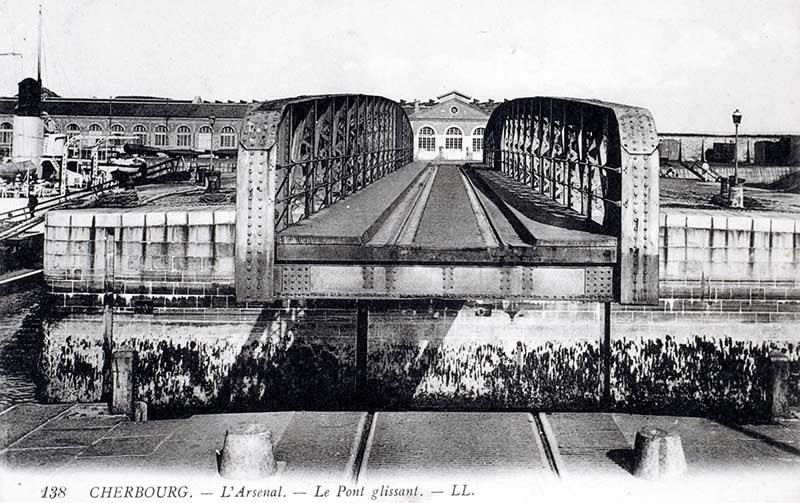 138 L'Arsenal. Le Pont glissant.- Carte postale, LL. (AD Manche. Série FI).
