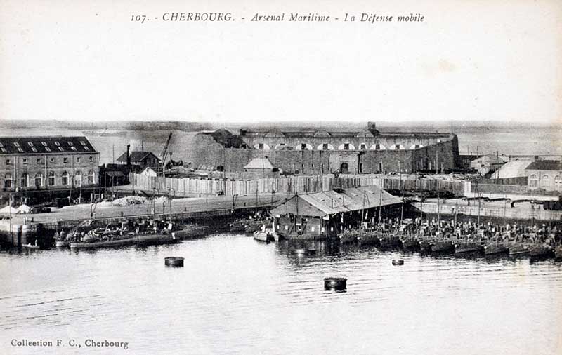 107 Arsenal Maritime - La Défense mobile.- Carte postale, Collection P. C., Cherbourg. (AD Manche. Série FI).