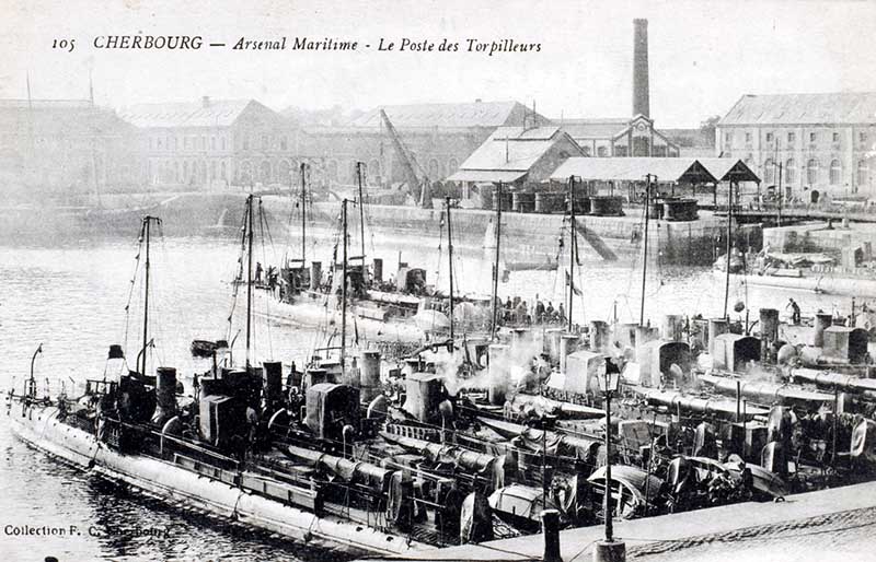 129 Arsenal Maritime - le Poste des Torpilleurs.- Carte postale, - LL. (AD Manche. Série FI).