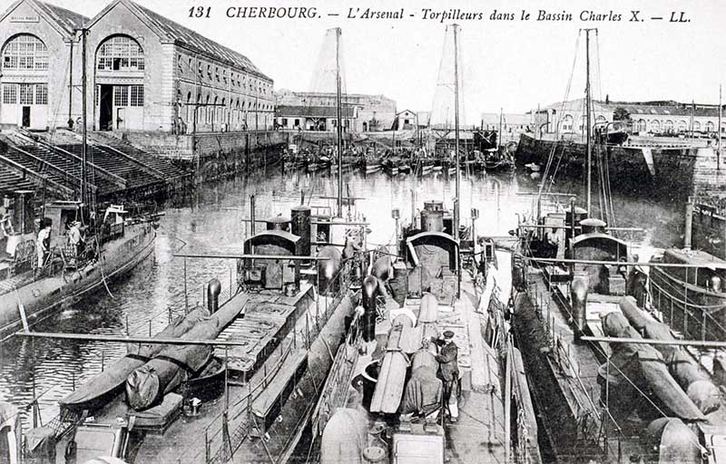 L'Arsenal. Torpilleurs dans le Bassin Charles X.- Carte postale, - LL. (AD Manche. Série FI).