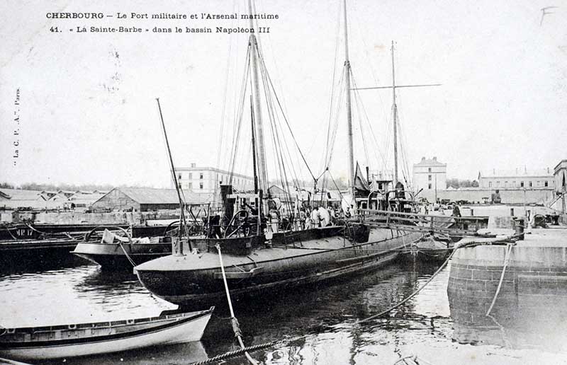 41 Le Port militaire et l'Arsenal maritime. « La Sainte-Barbe » dans le bassin Napoléon III.- Carte postale, La C.P.A. Paris. (AD Manche. Série FI).